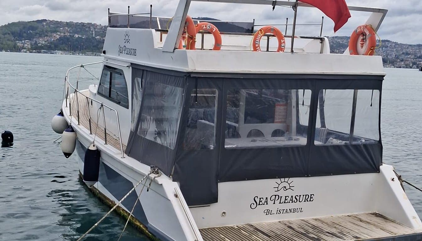 Boğaz'ın sakin bir koyunda demirlemiş, berrak turkuaz suda yüzme turu için hazır özel yat