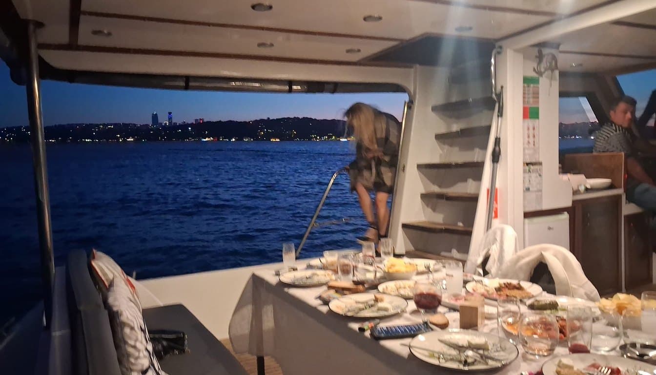 İstanbul Boğazı'nda gün batımında, kutlama için hazırlanmış küçük ve özel bir teknenin güvertesi